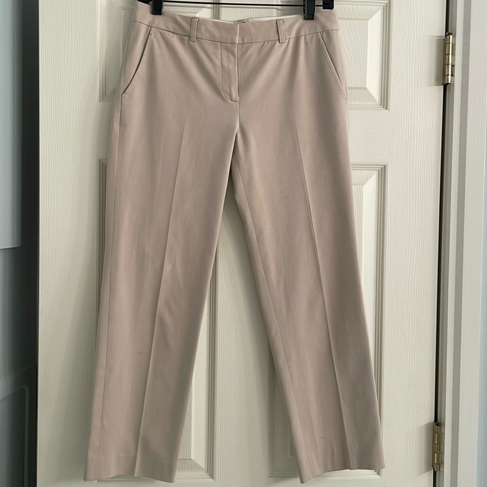 Elite Tahari trousers size 4 in light tan.